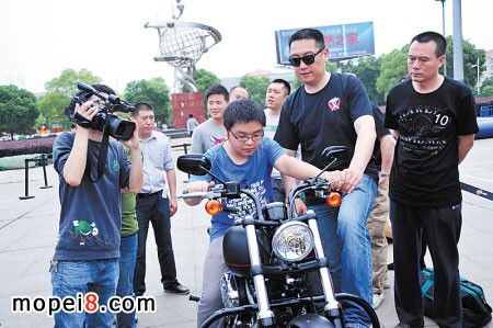 美國(guó)的頂級(jí)休閑摩托車品牌哈雷戴維森試駕體驗(yàn)會(huì)在長(zhǎng)沙紅星國(guó)際會(huì)展中心前坪廣場(chǎng)舉行
