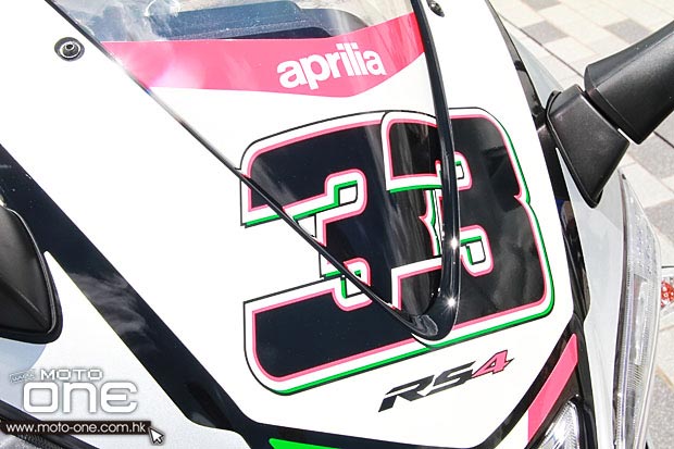 2014 Aprilia RS4-125 #bearacer 33號拉花, 是米蘭迪於WSBK比賽編號
