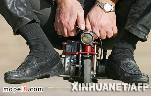時(shí)速可達(dá)到20公里的迷你摩托車